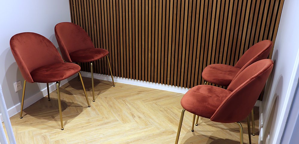 Salle d'attente du cabinet, quatre assises