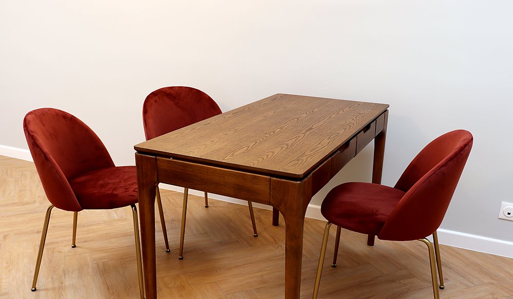 Bureau de la salle de face avec trois assises